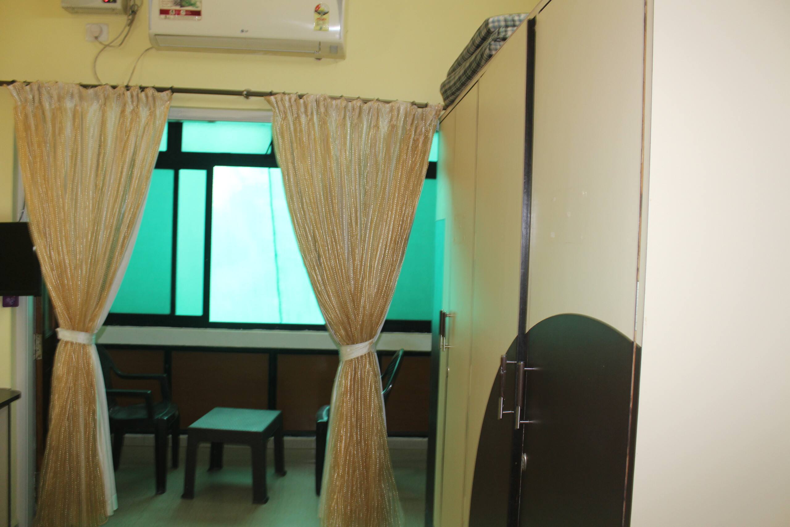STONE THROW FROM BEACH COMFORT HOME STAY 7