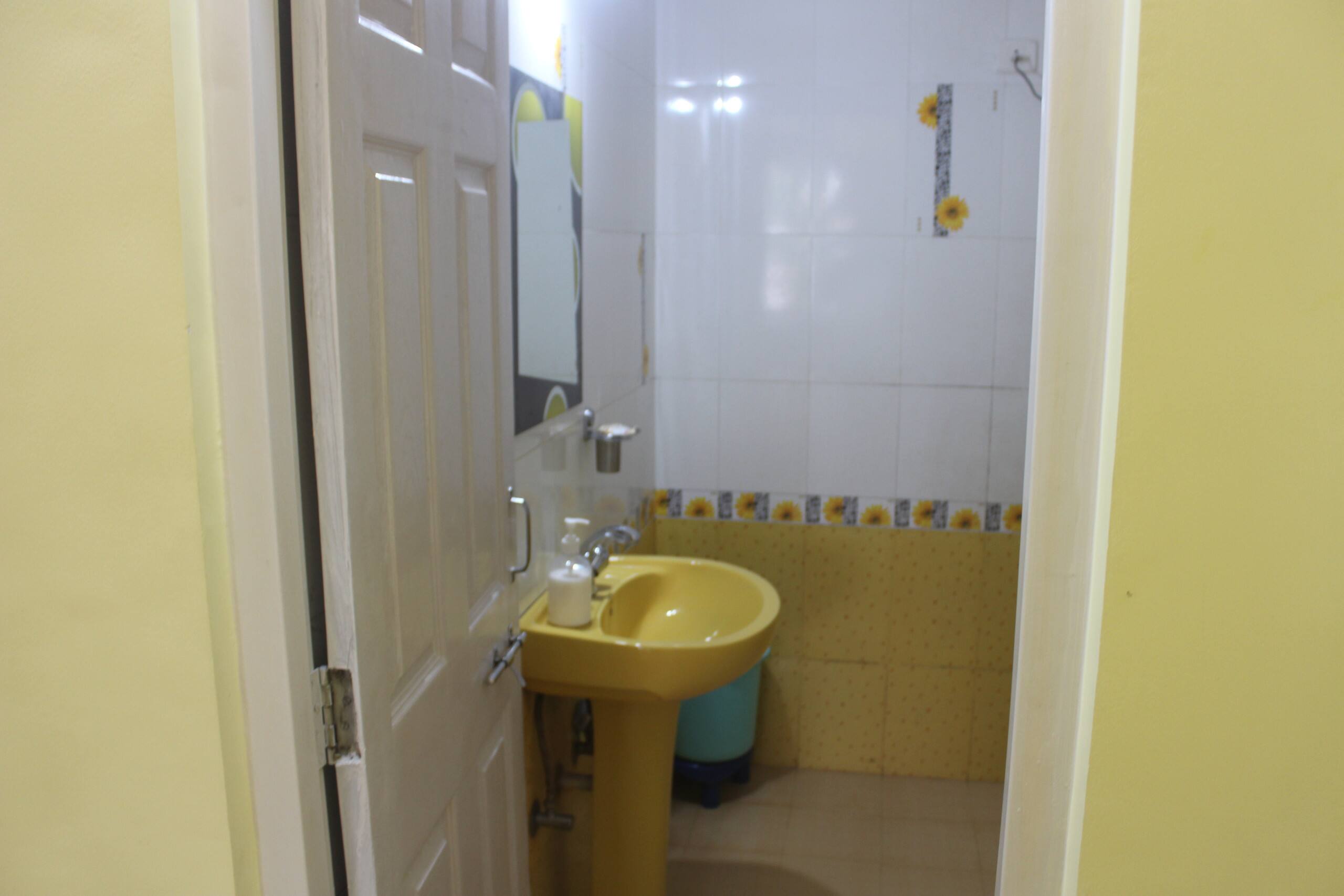 STONE THROW FROM BEACH COMFORT HOME STAY 6