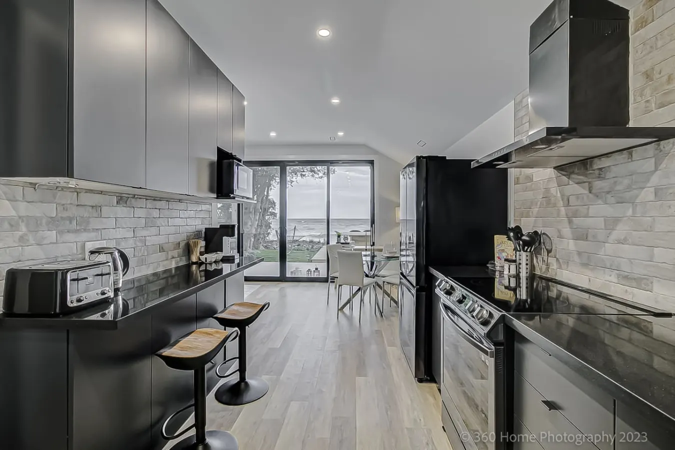 Blissful Lakeview Retreat Waterfront Cheateau 9