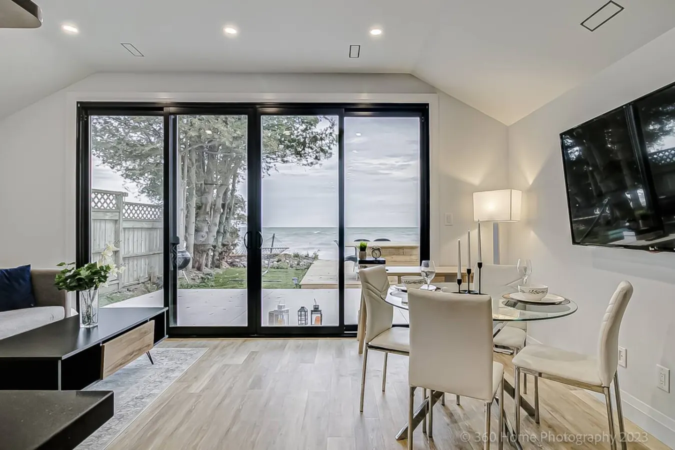 Blissful Lakeview Retreat Waterfront Cheateau 16