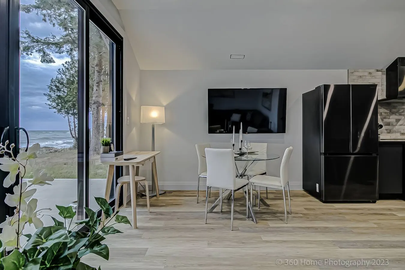 Blissful Lakeview Retreat Waterfront Cheateau 7