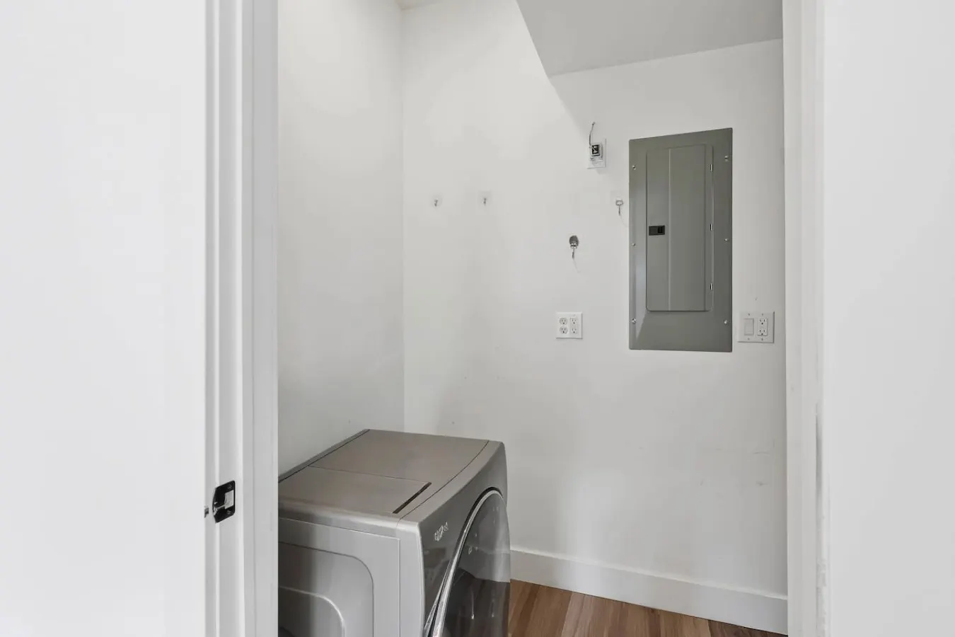 NEW 2BR/ Long stay + Parking 5
