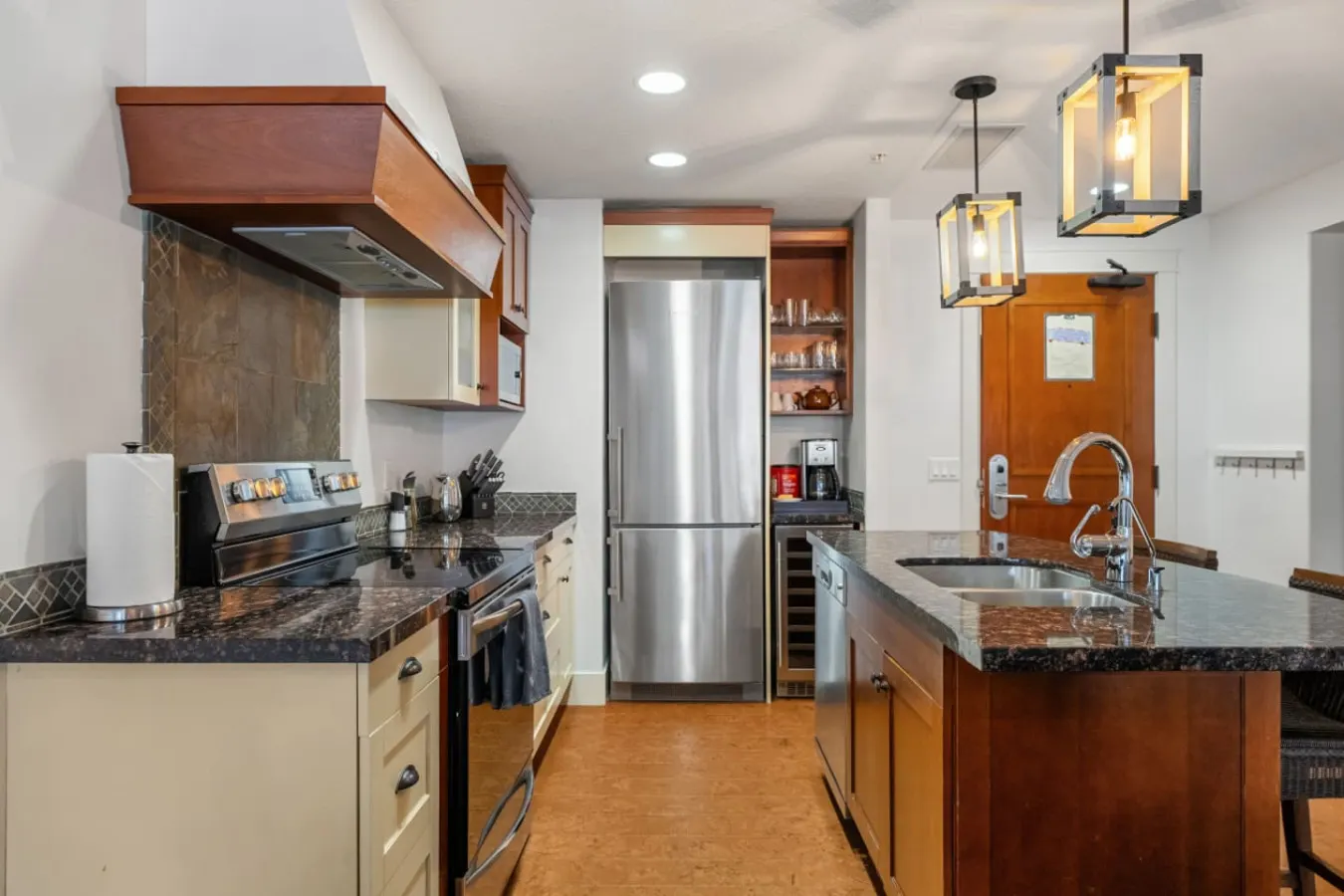Rocky Mountain Retreat Sleeps 6 King + Queen 10