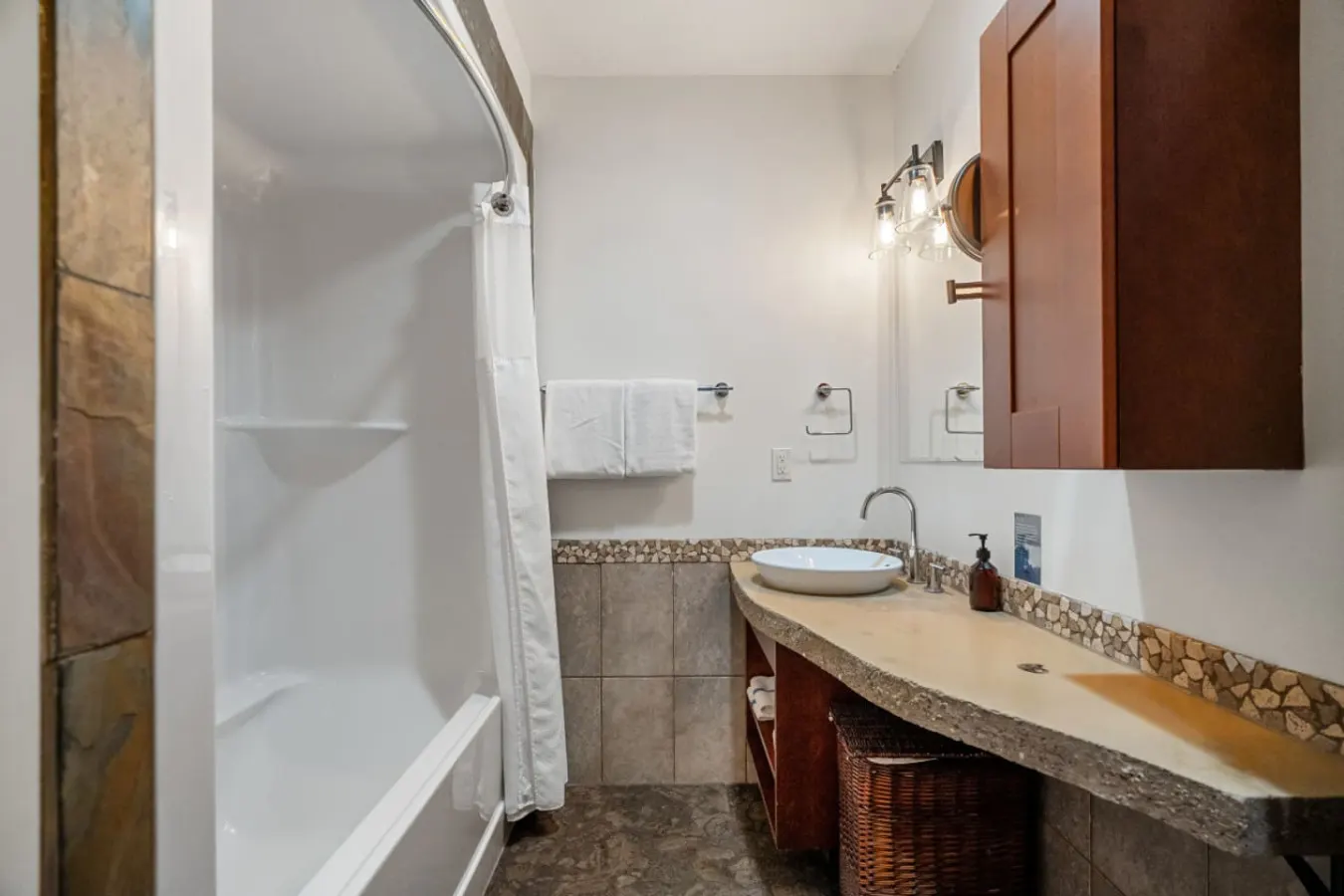 Rocky Mountain Retreat Sleeps 6 King + Queen 16