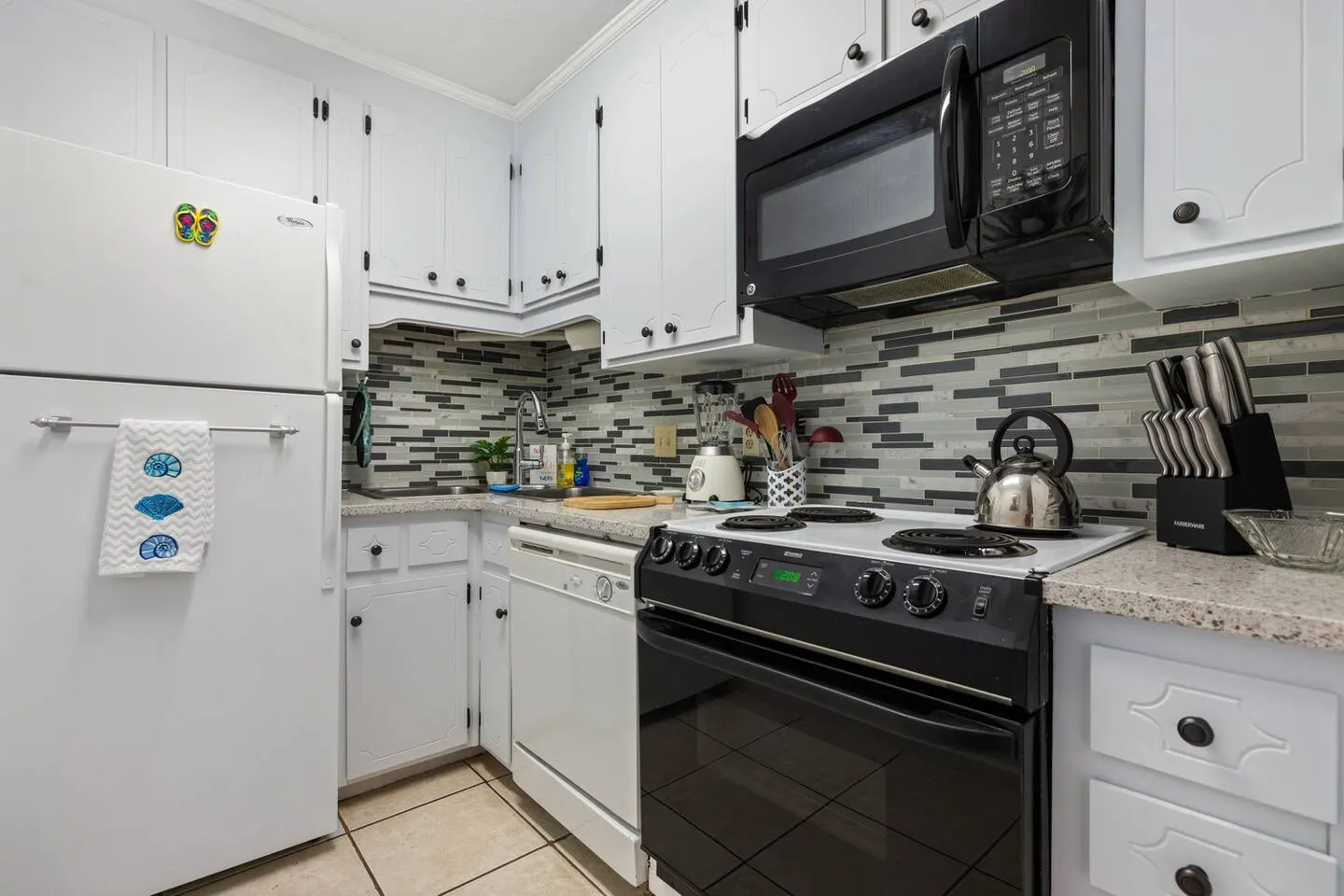 Beach Bluetique 2BR Condo Walk to Beach 16