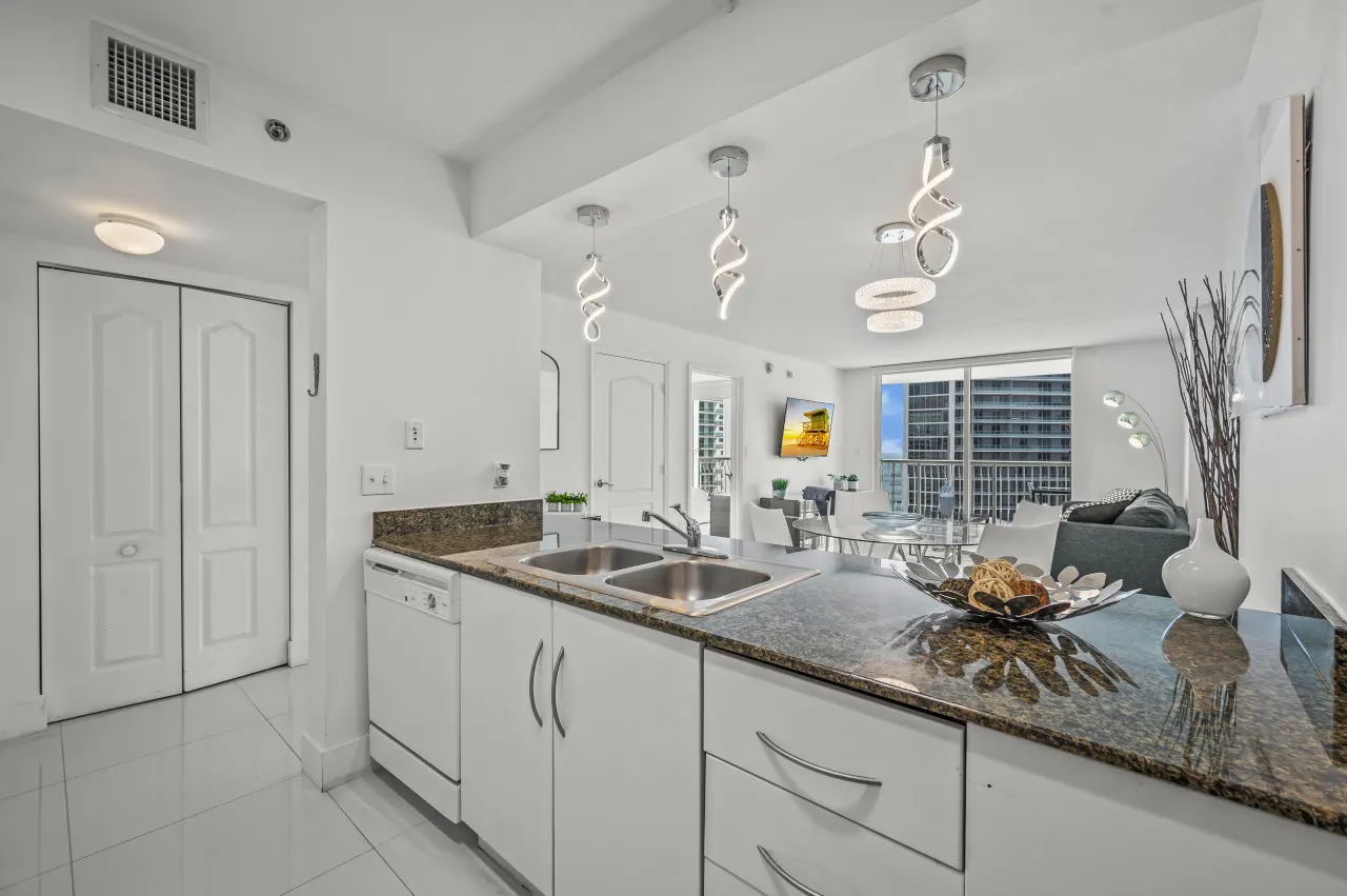 *High Floor Superb Unit In the Heart Of Brickell* 12
