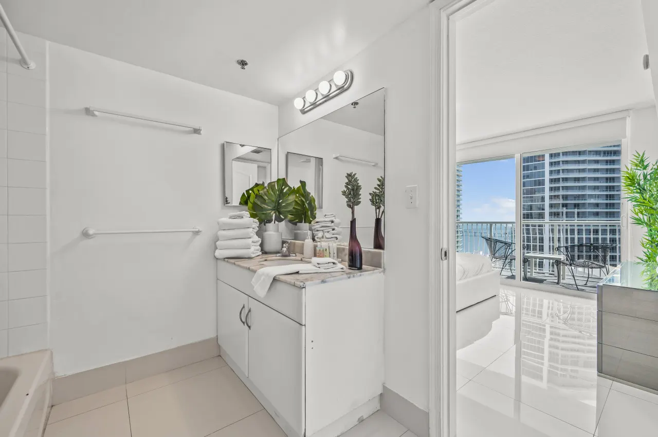 *High Floor Superb Unit In the Heart Of Brickell* 13