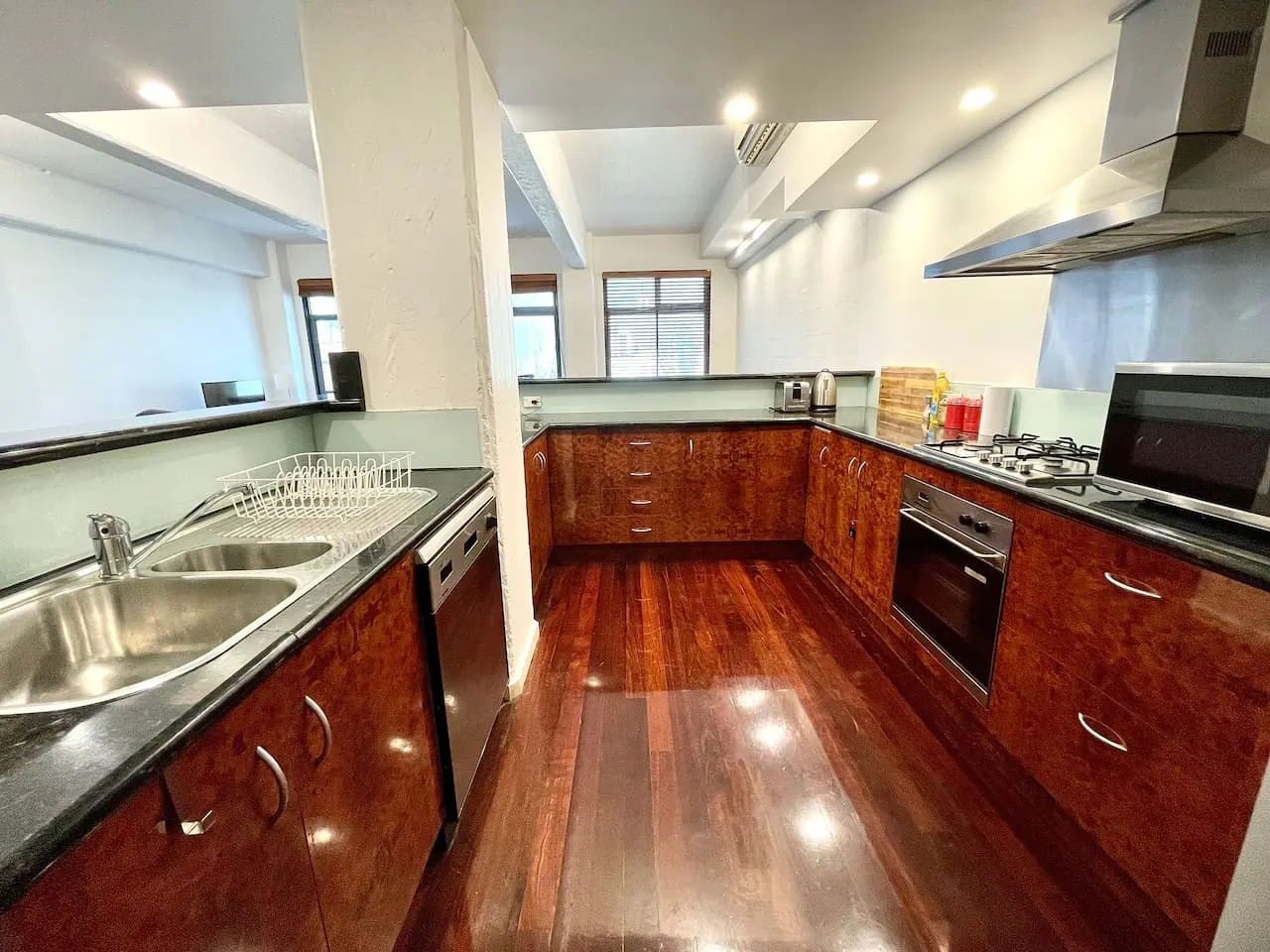 The Melbourne Pair - Two Cozy City Apartments 4