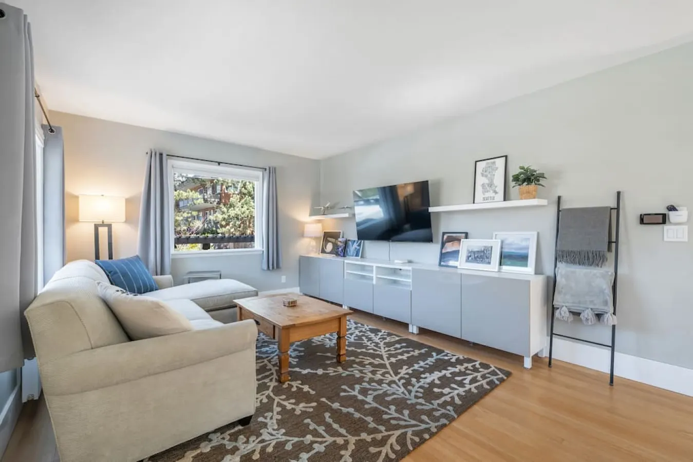 Trendy Green Lake View Retreat 18