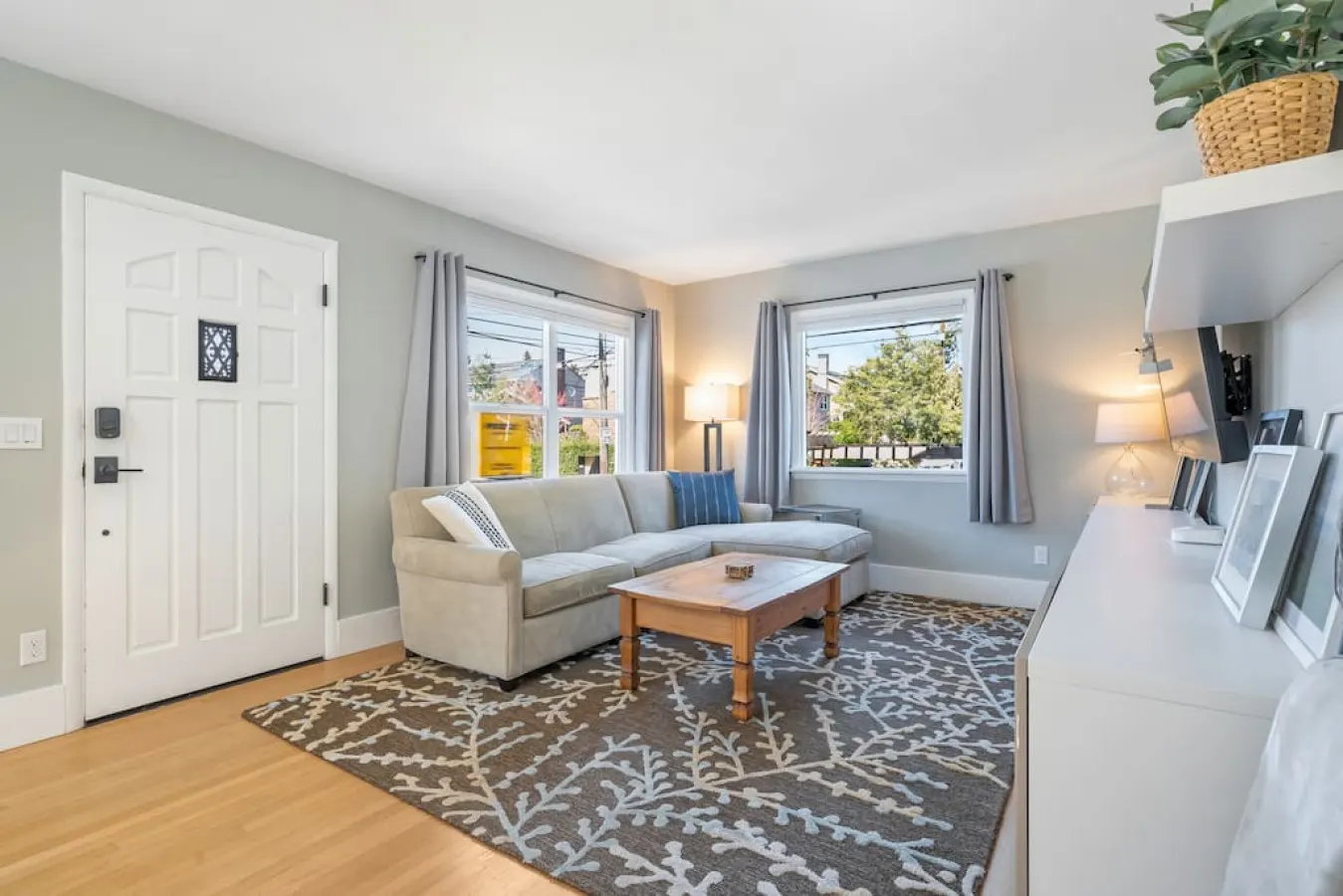 Trendy Green Lake View Retreat 19