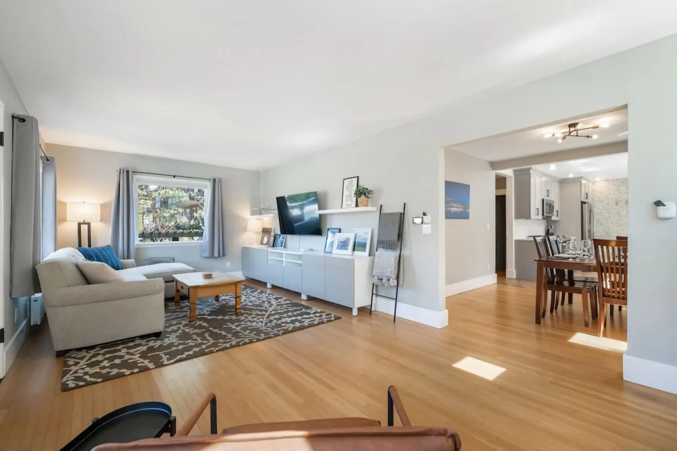 Trendy Green Lake View Retreat 20
