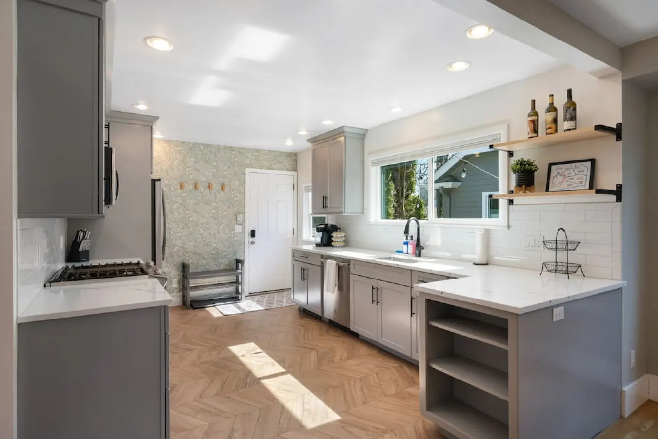 Trendy Green Lake View Retreat 3