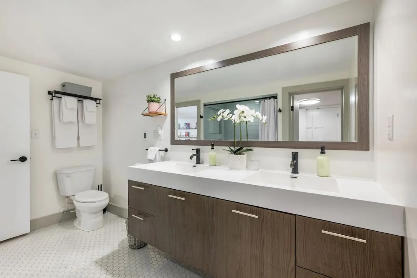 Trendy Green Lake View Retreat 5