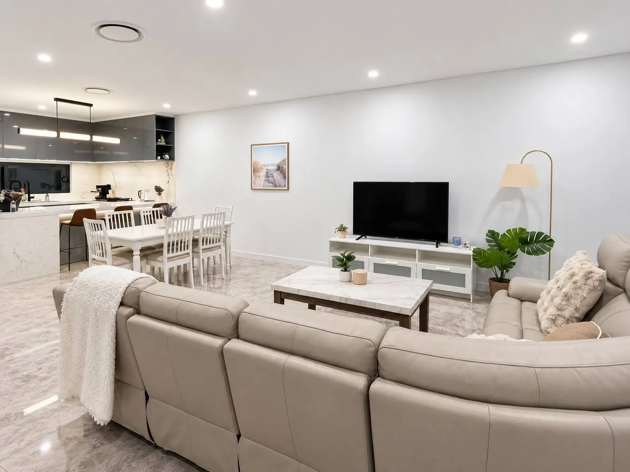Spacious & Stylish 3BR House in Eastgardens 11