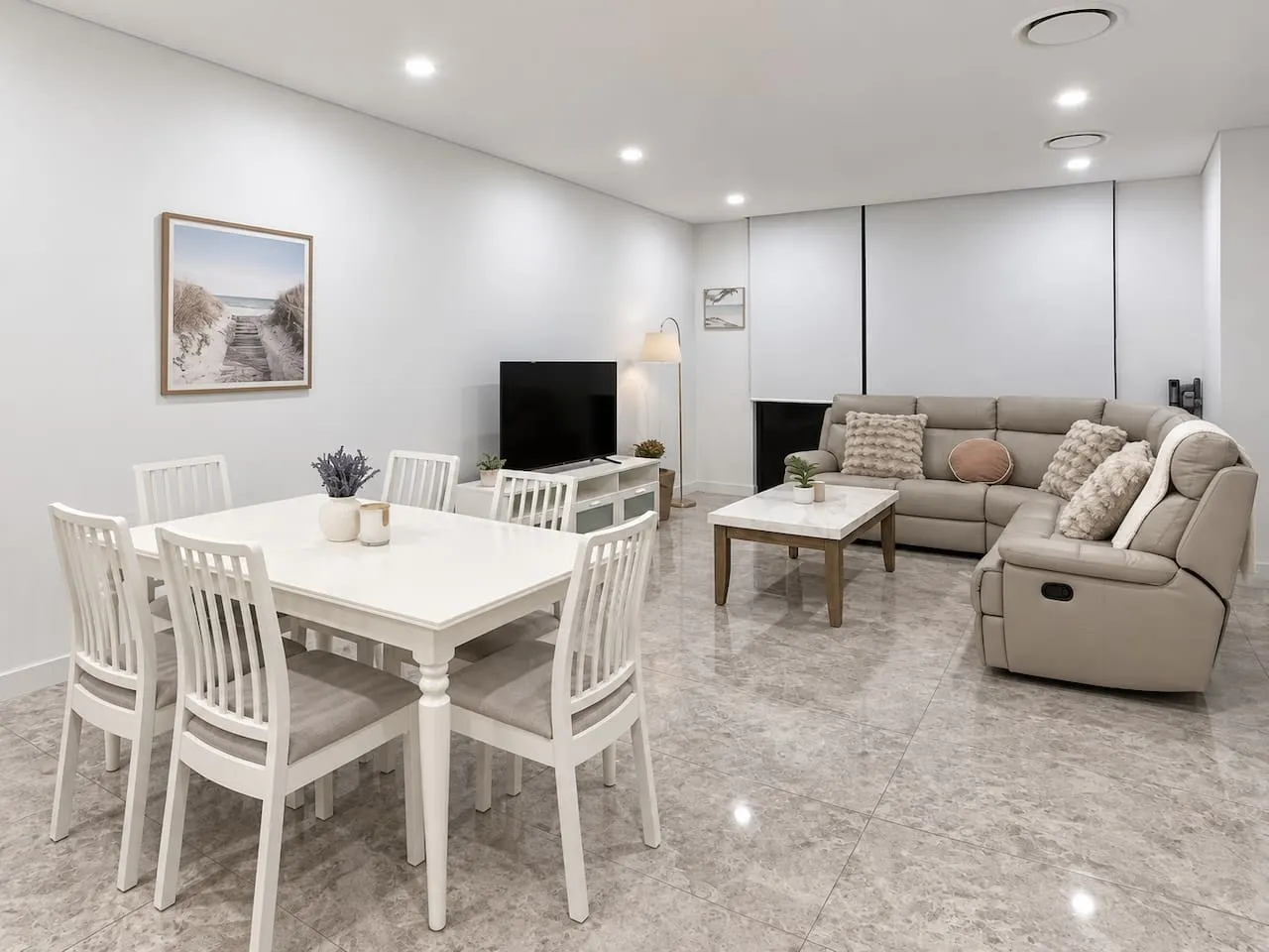 Spacious & Stylish 3BR House in Eastgardens 12