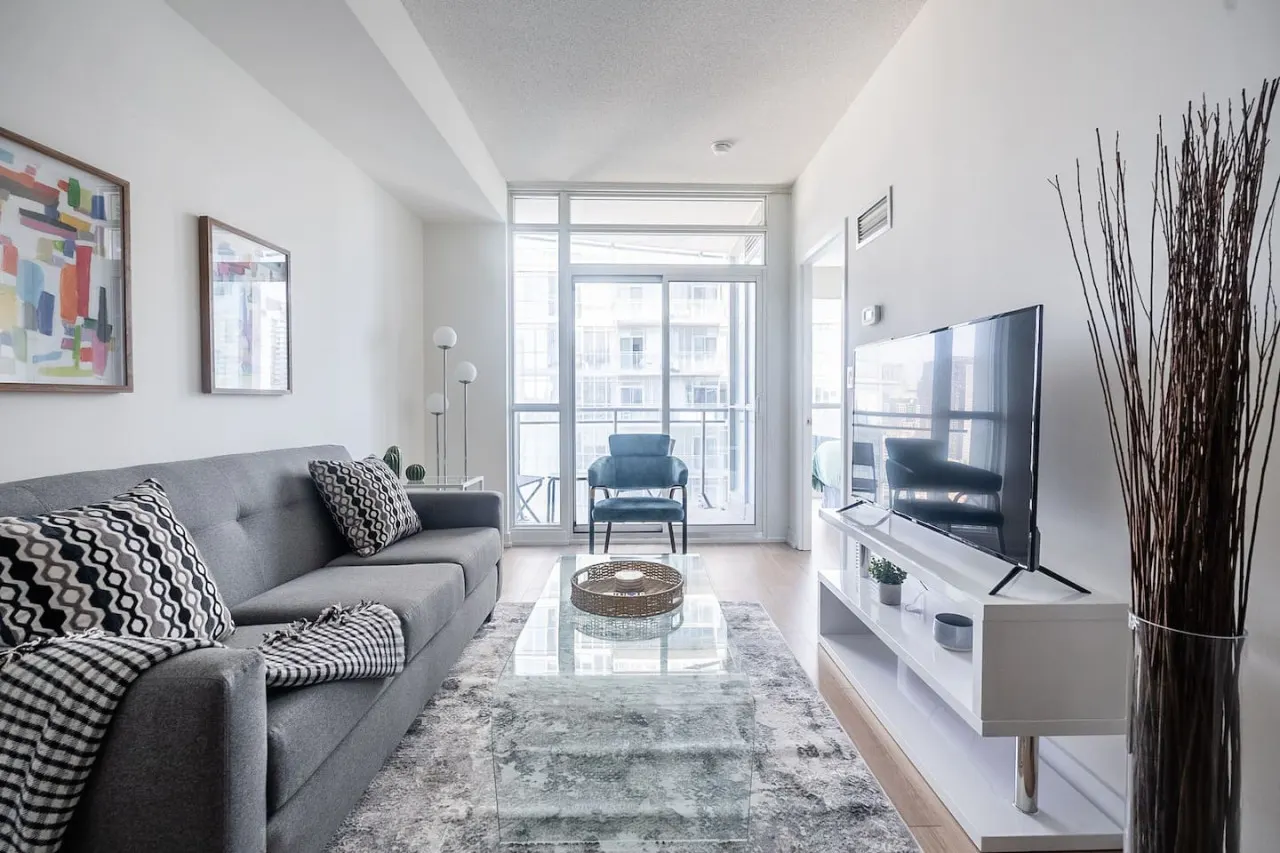 Urban Retreat 1BR+Den Prime Location Parking 1