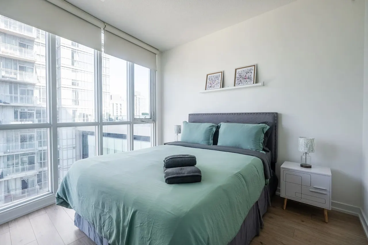 Urban Retreat 1BR+Den Prime Location Parking 2
