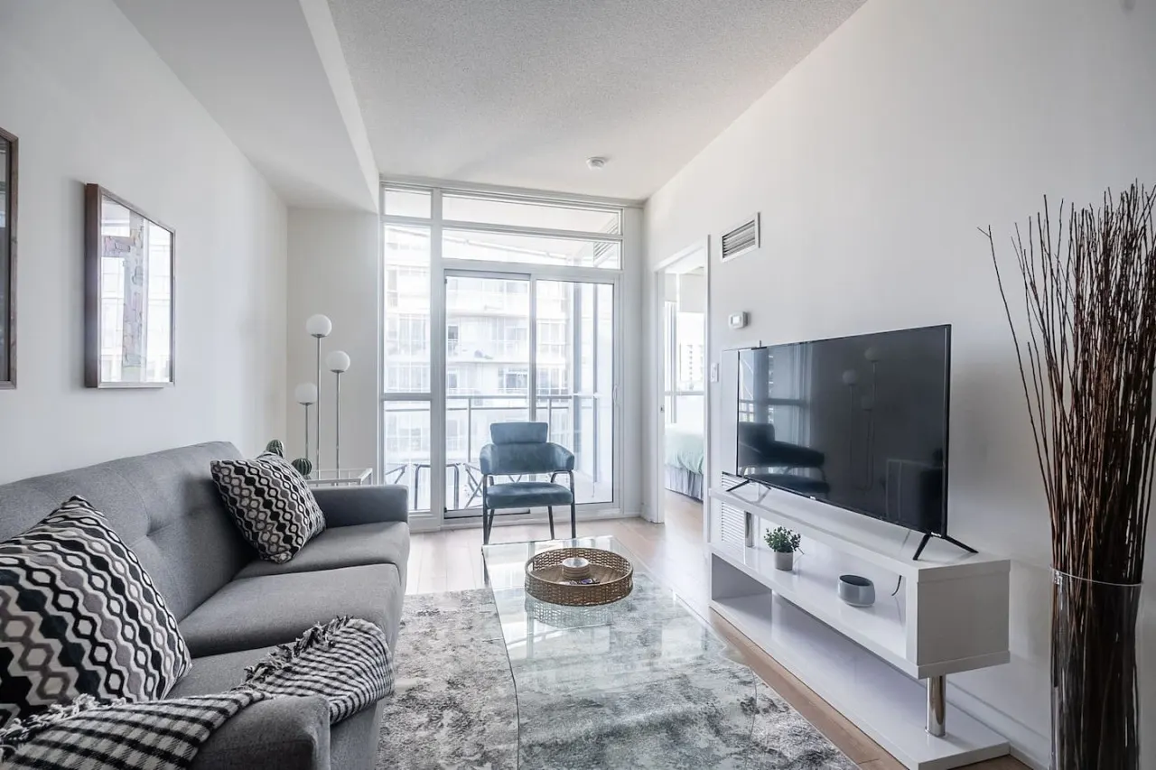 Urban Retreat 1BR+Den Prime Location Parking 9