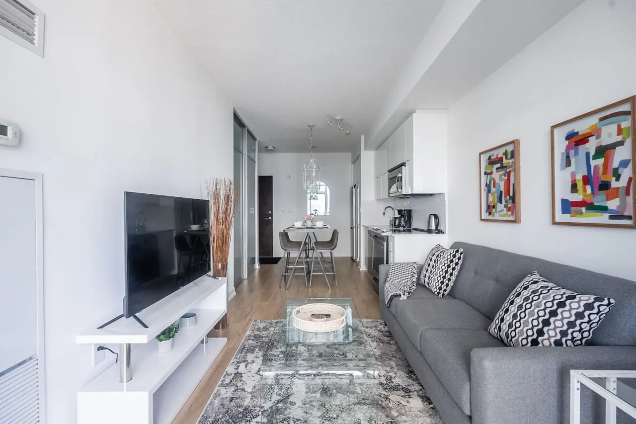 Urban Retreat 1BR+Den Prime Location Parking 10