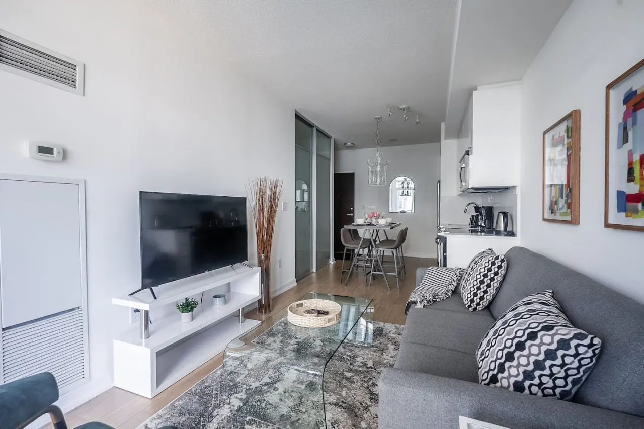 Urban Retreat 1BR+Den Prime Location Parking 11