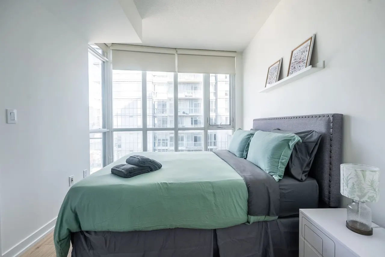 Urban Retreat 1BR+Den Prime Location Parking 12