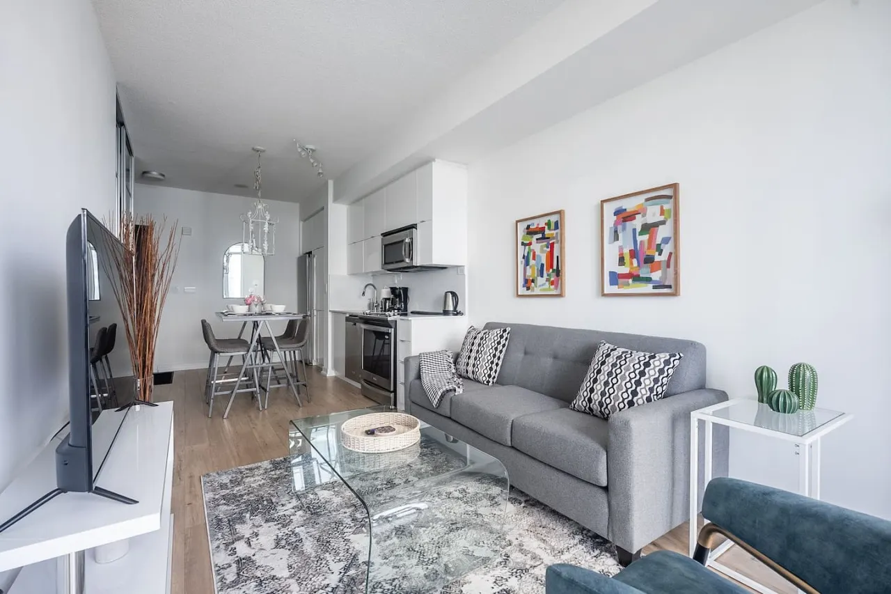 Urban Retreat 1BR+Den Prime Location Parking 14