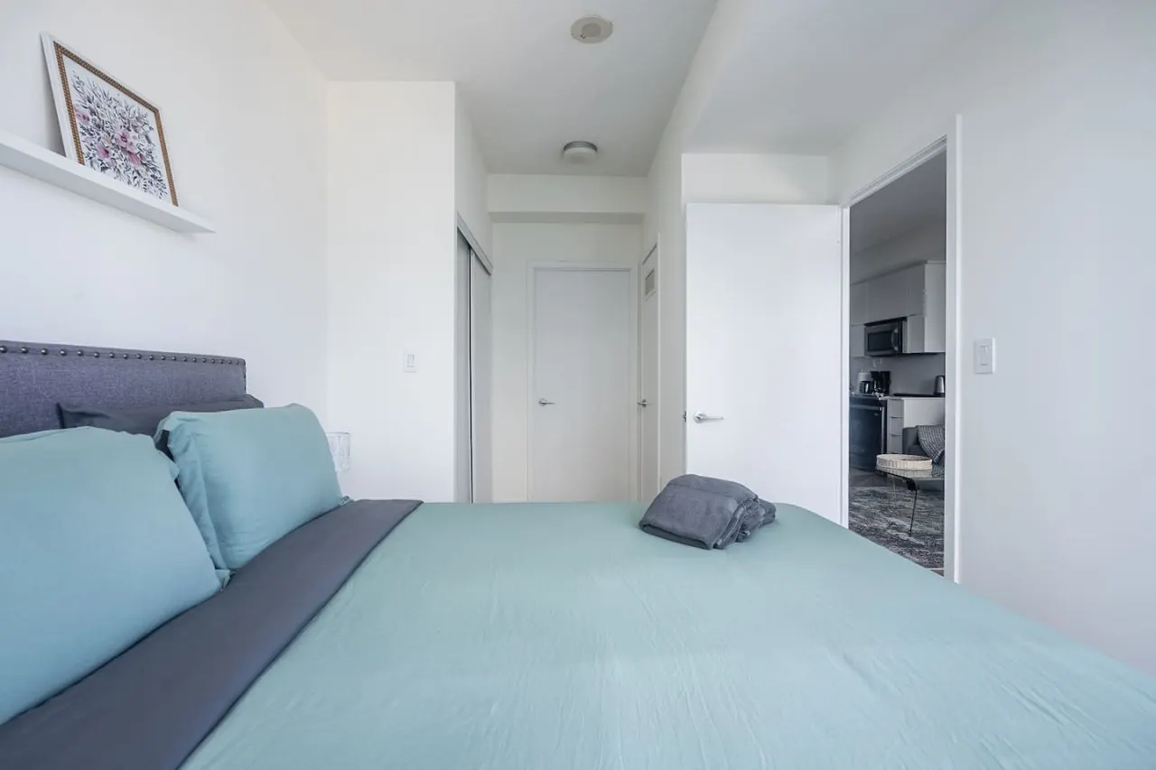Urban Retreat 1BR+Den Prime Location Parking 15