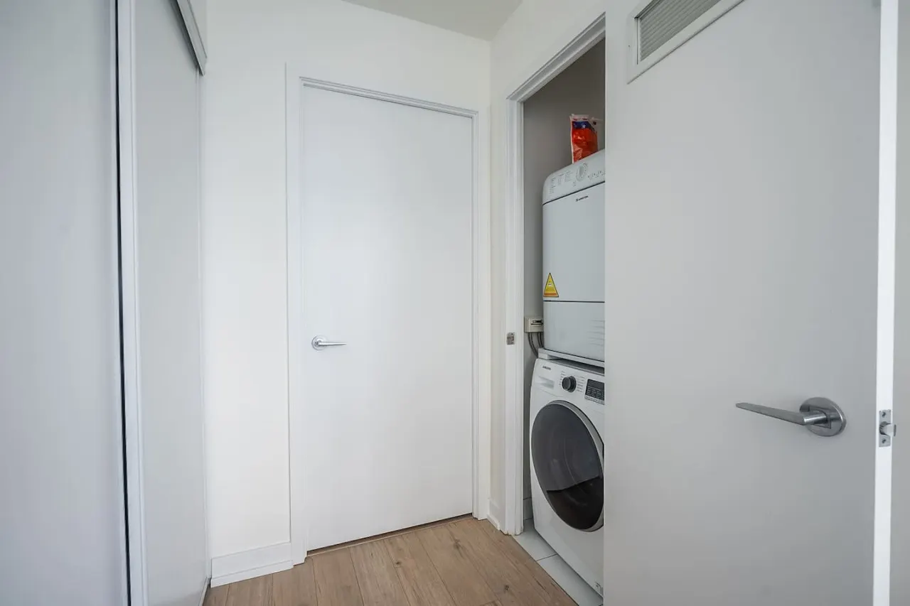 Urban Retreat 1BR+Den Prime Location Parking 16