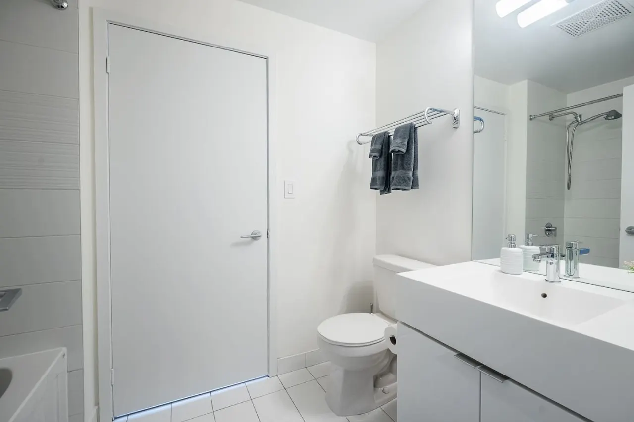 Urban Retreat 1BR+Den Prime Location Parking 17