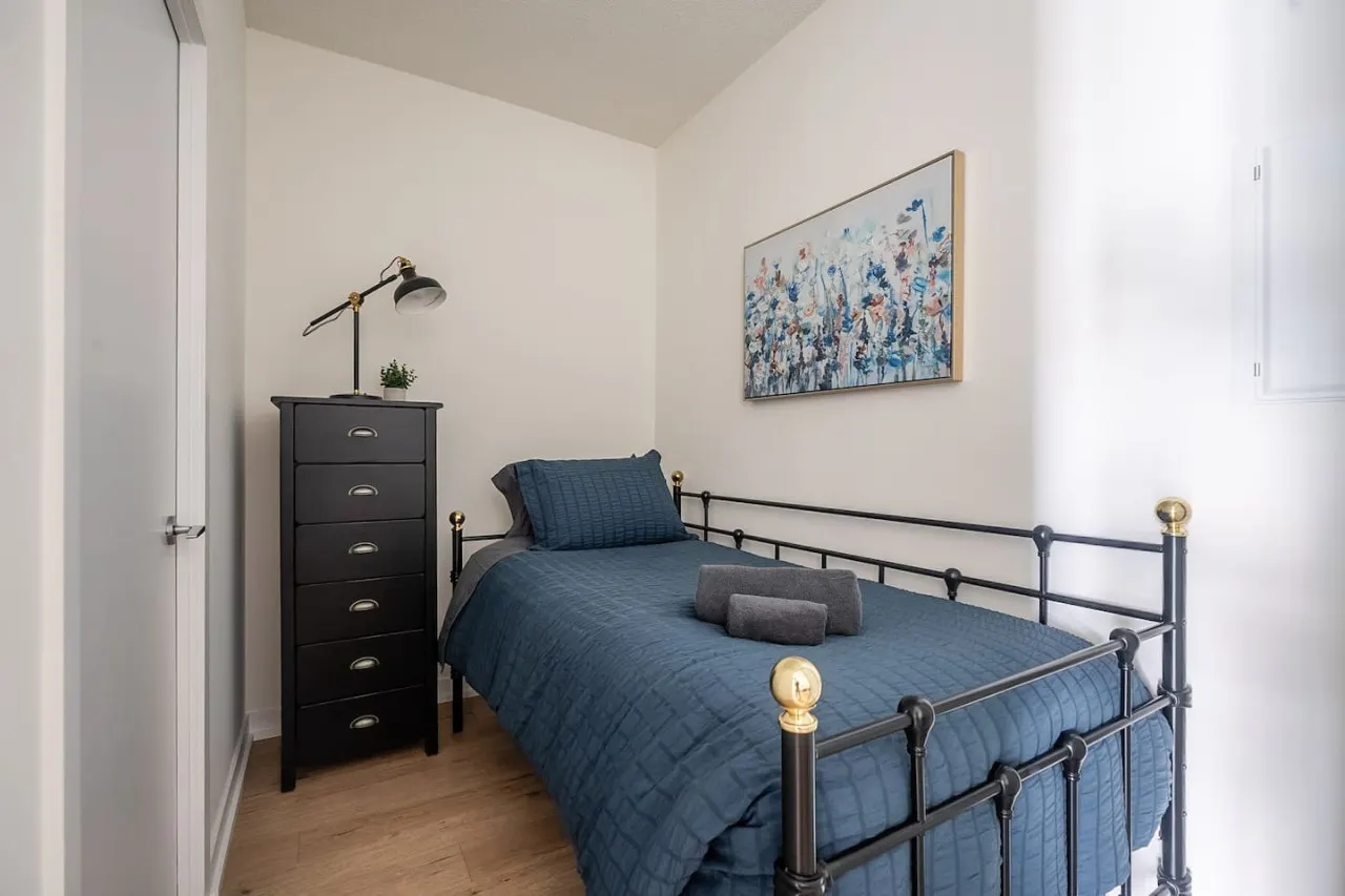 Urban Retreat 1BR+Den Prime Location Parking 18