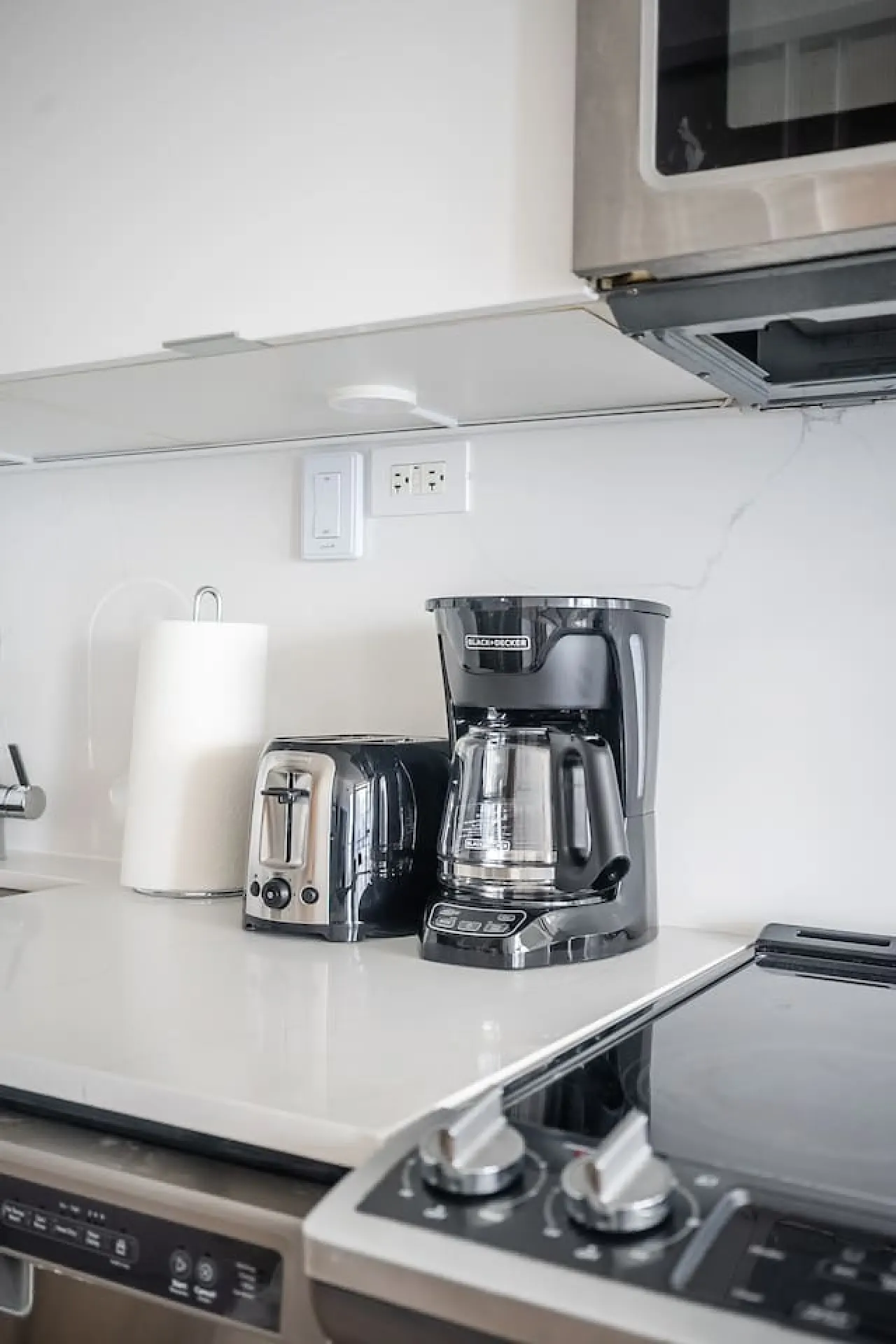Urban Retreat 1BR+Den Prime Location Parking 20