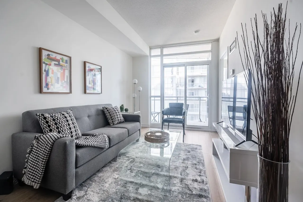 Urban Retreat 1BR+Den Prime Location Parking 6
