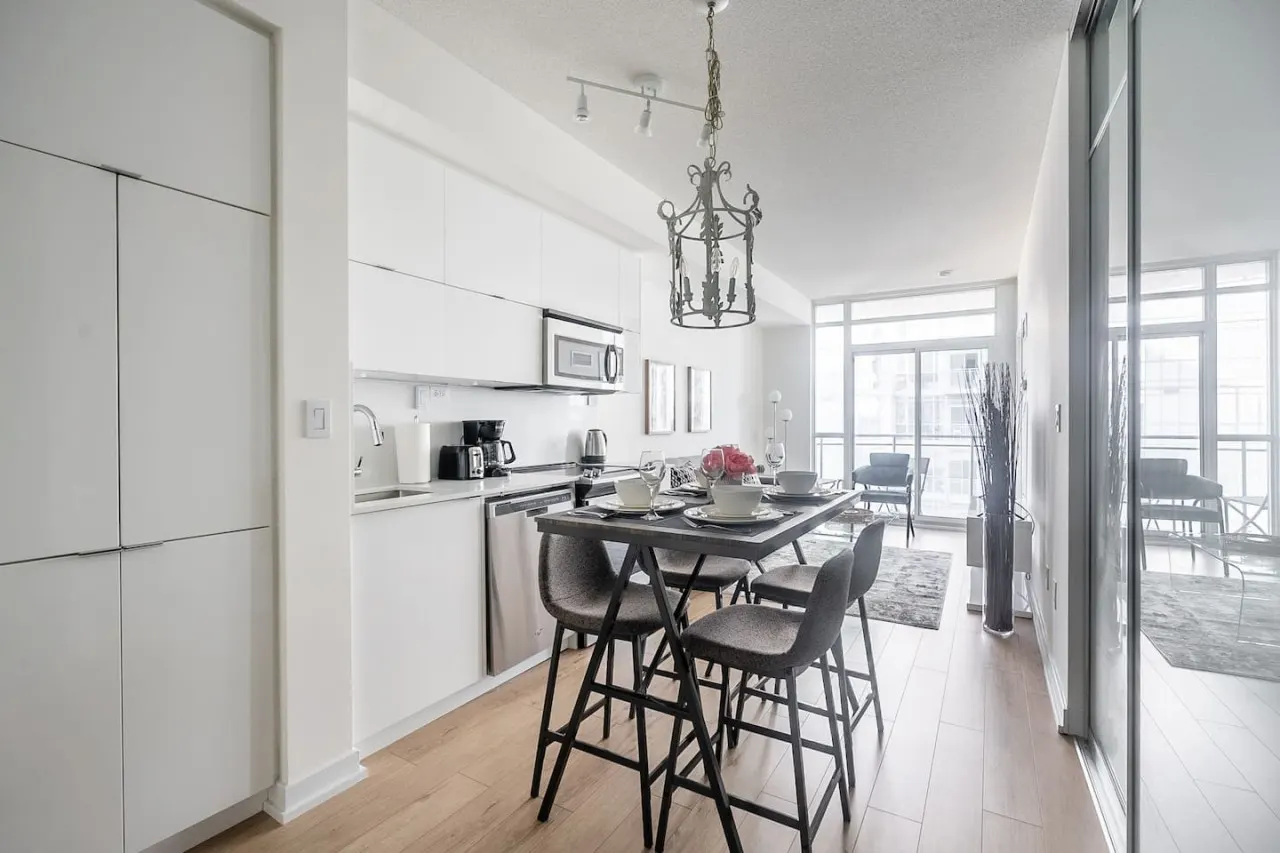 Urban Retreat 1BR+Den Prime Location Parking 7