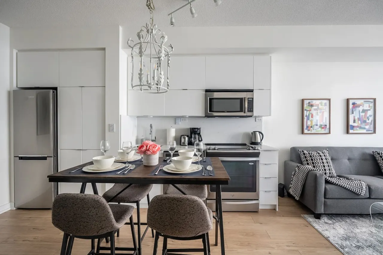 Urban Retreat 1BR+Den Prime Location Parking 8