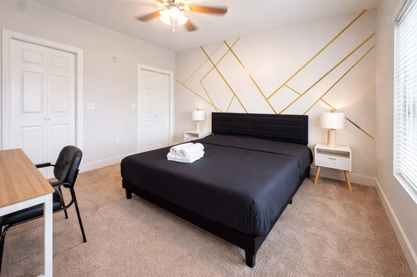 Designer UAB Condo King Bed with Balcony View M7 9