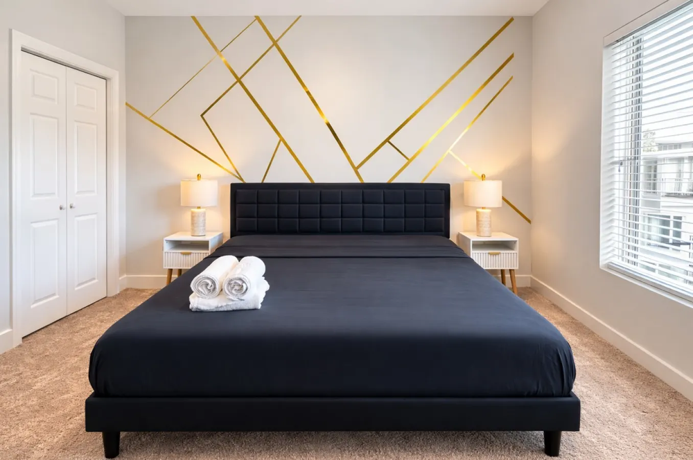 Designer UAB Condo King Bed with Balcony View M7 3