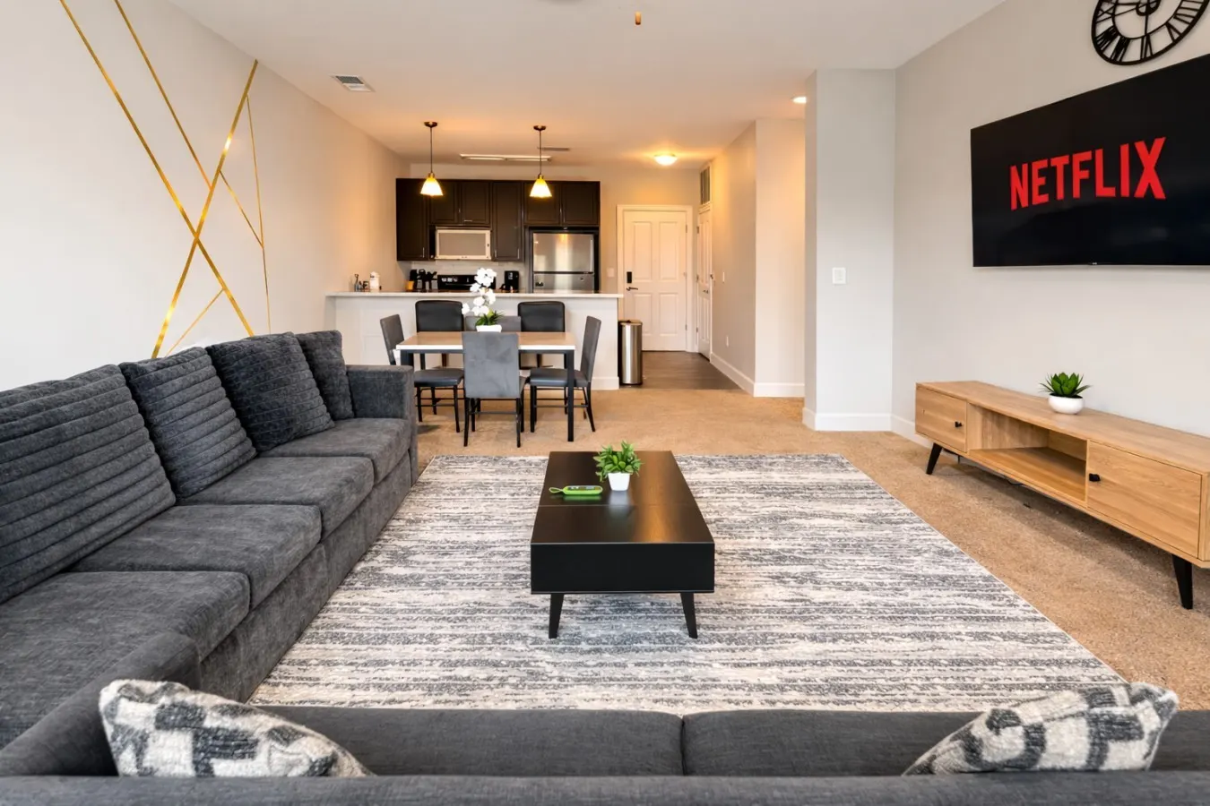 Designer UAB Condo King Bed with Balcony View M7 7