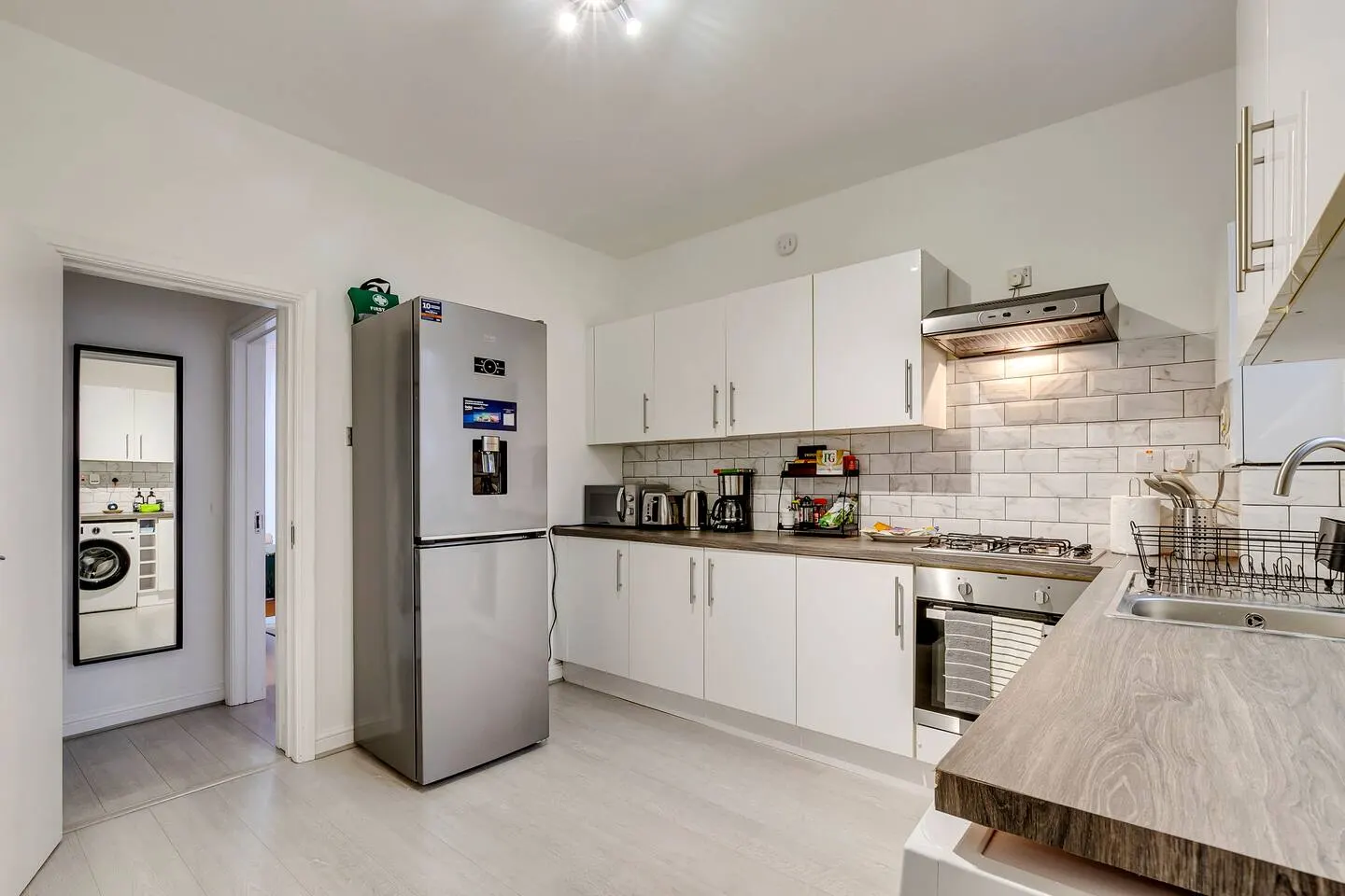 Work crew housing—fast WIFI & secure van parking 10