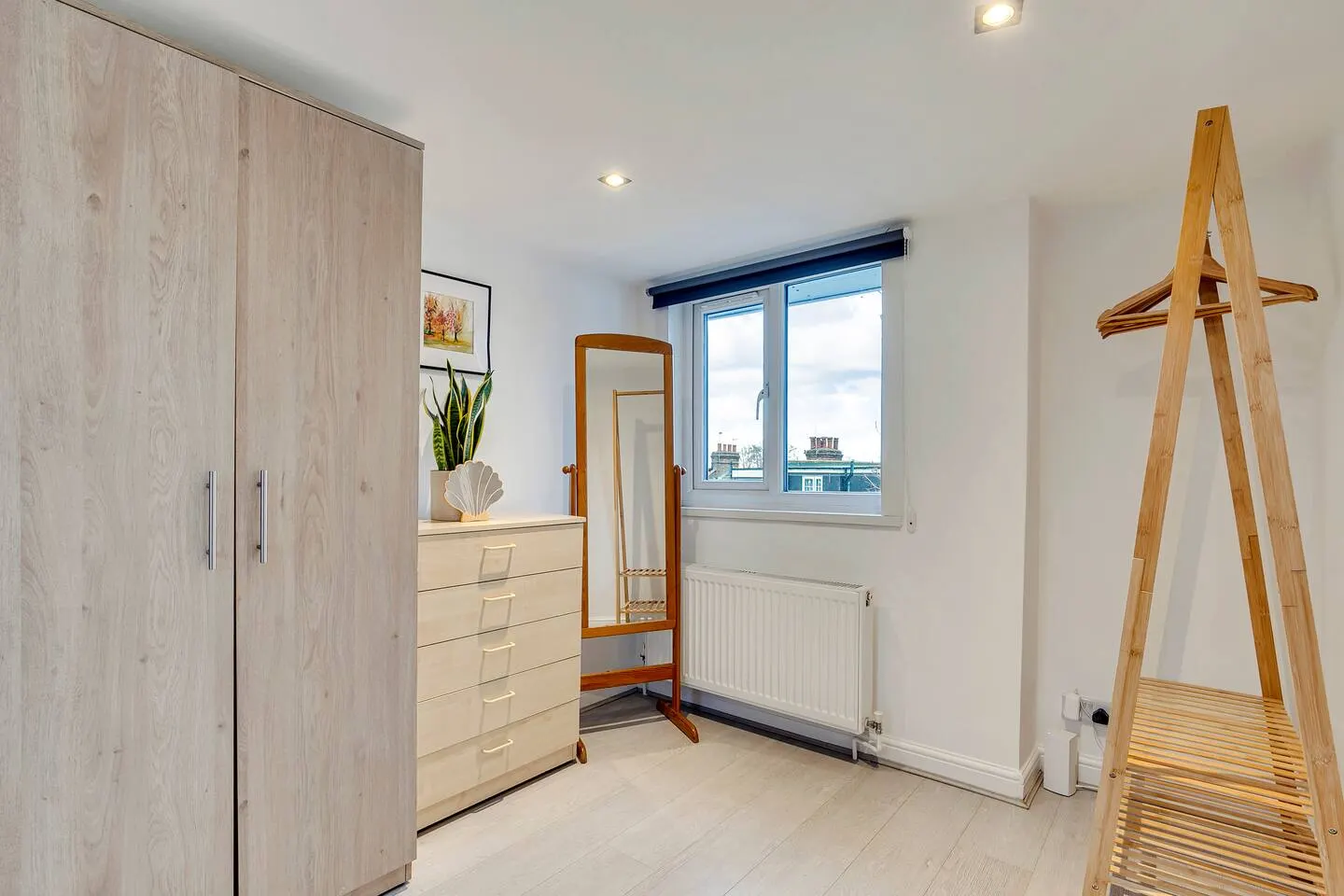 Work crew housing—fast WIFI & secure van parking 11