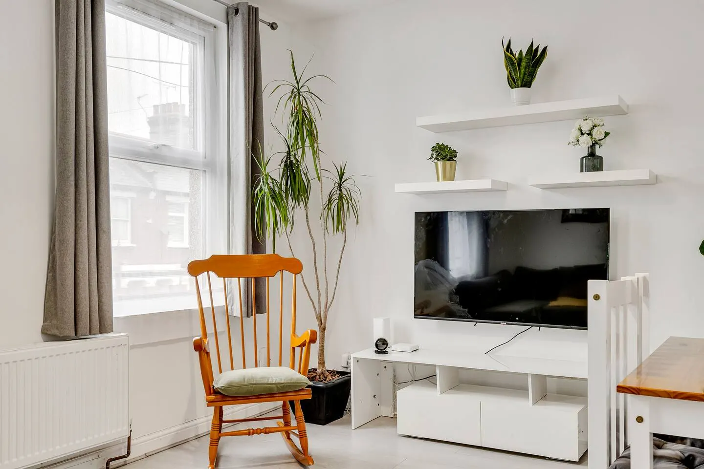 Work crew housing—fast WIFI & secure van parking 20
