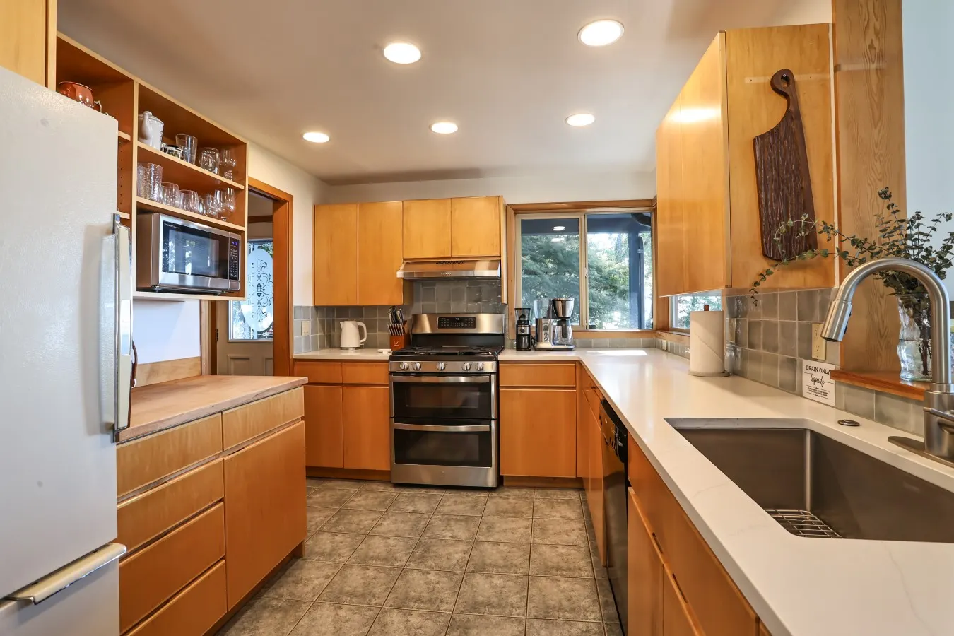 Water & Gulf Islands Views, Beach Access, Hot Tub, Game Room 9