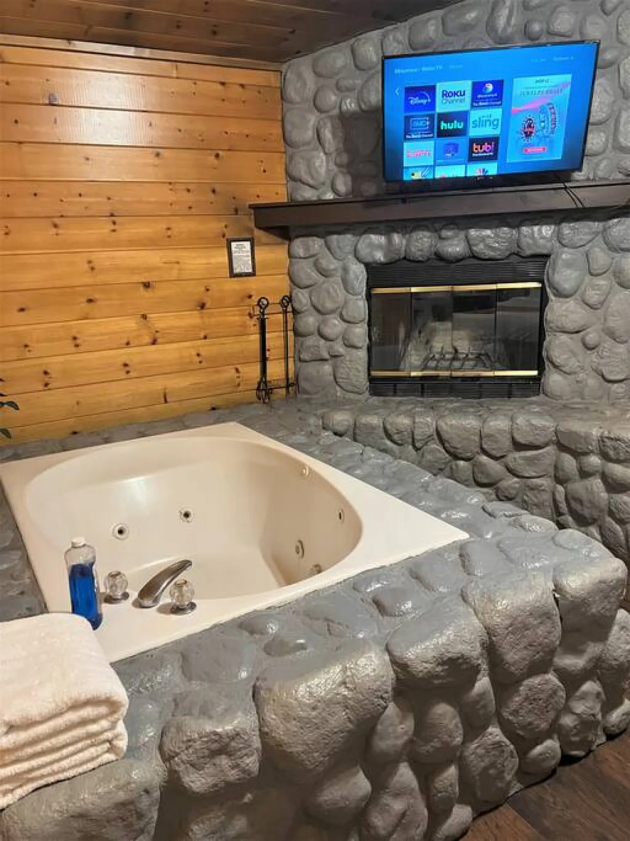 Peaceful 2 Bd w/ Hot Tub Suite - Bear Manor #14 2