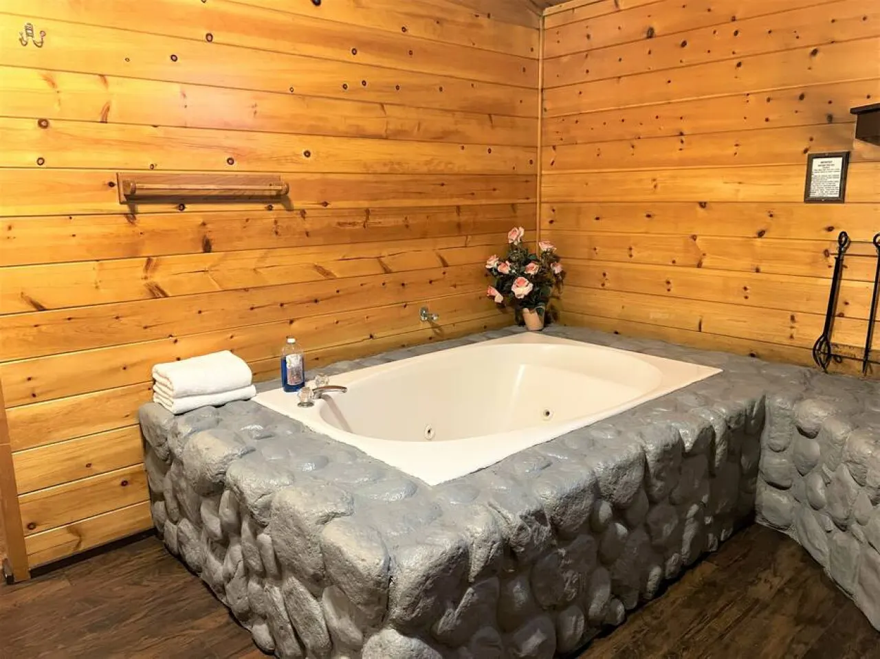 Peaceful 2 Bd w/ Hot Tub Suite - Bear Manor #14 8