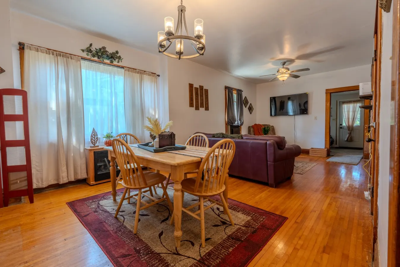 Main Street Cottage | 3BR with Fenced Yard — foto 2