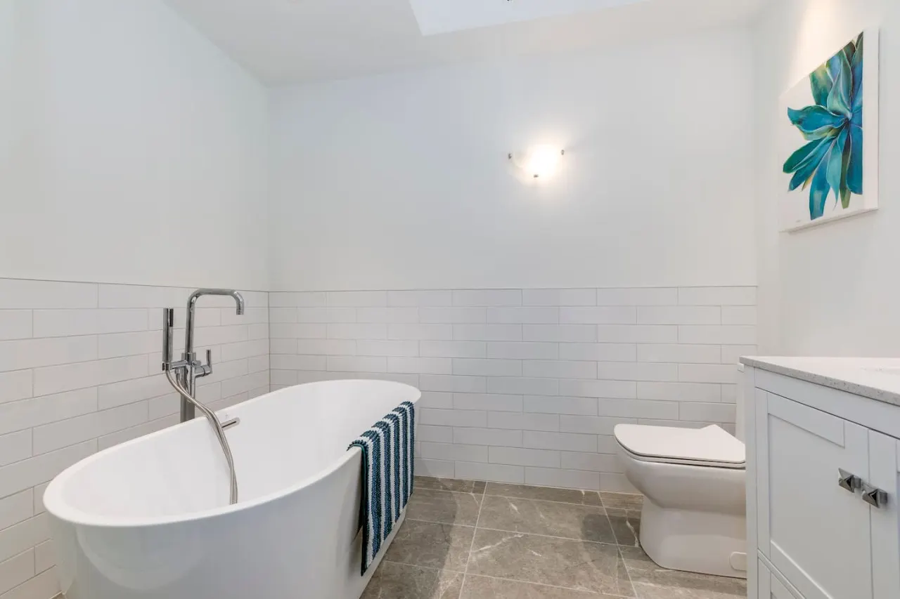 Spacious 1BR Suite King Bed Prime Location 9