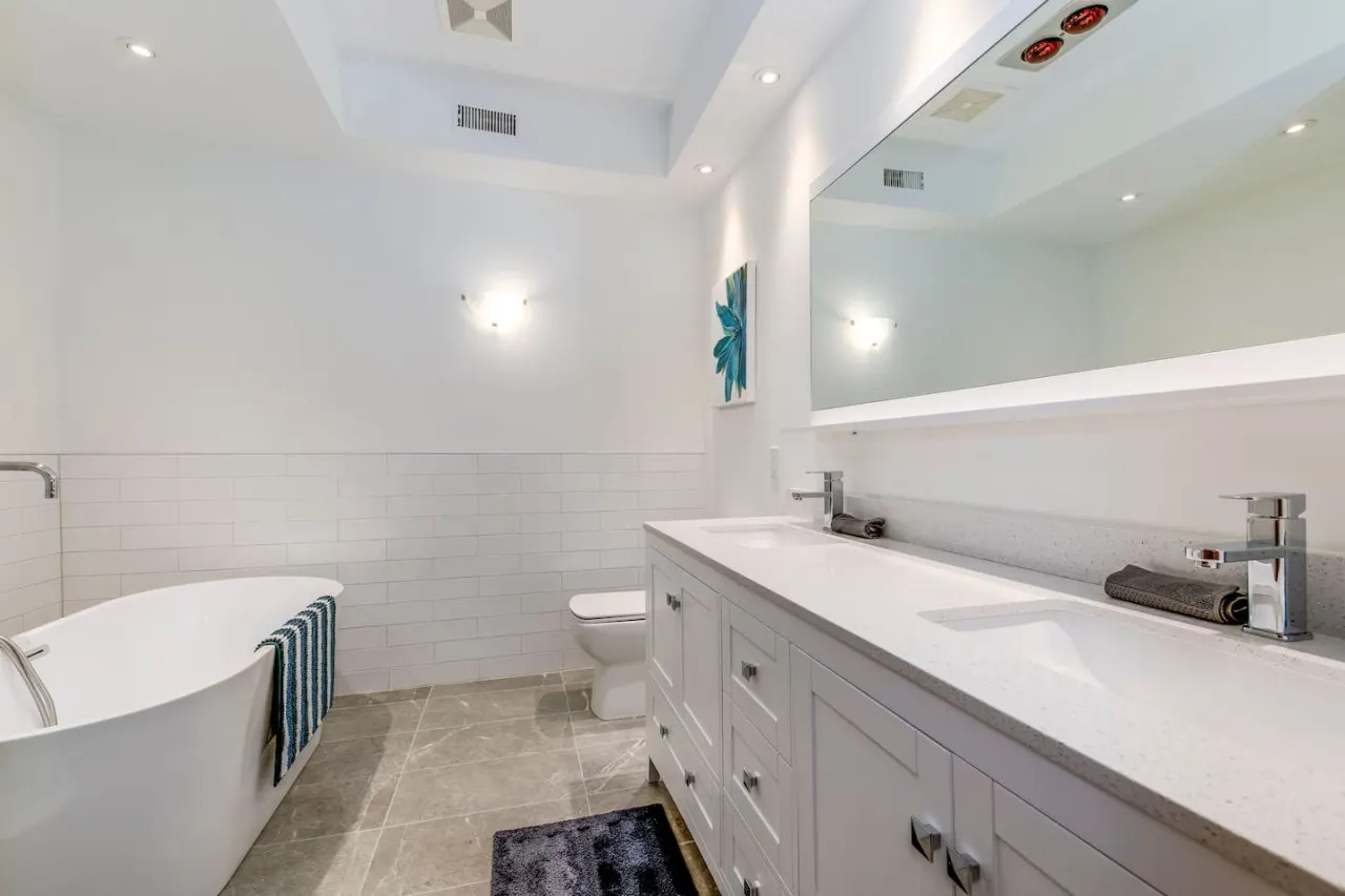 Spacious 1BR Suite King Bed Prime Location 10