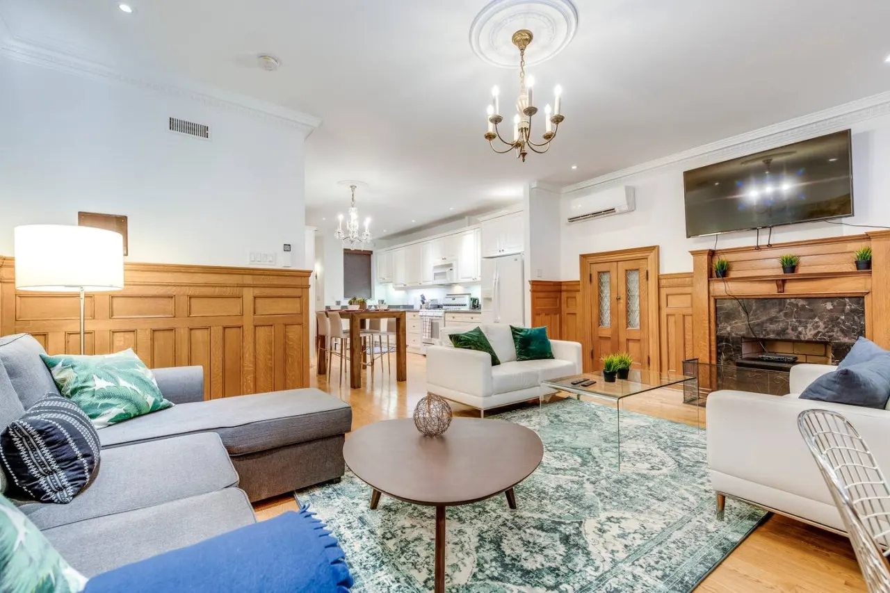 Spacious 1BR Suite King Bed Prime Location 17