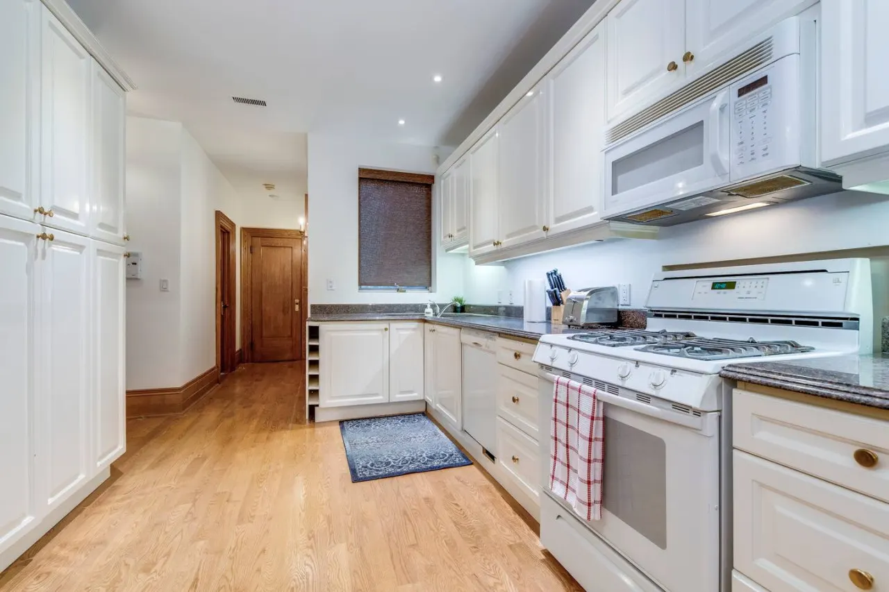 Spacious 1BR Suite King Bed Prime Location 3