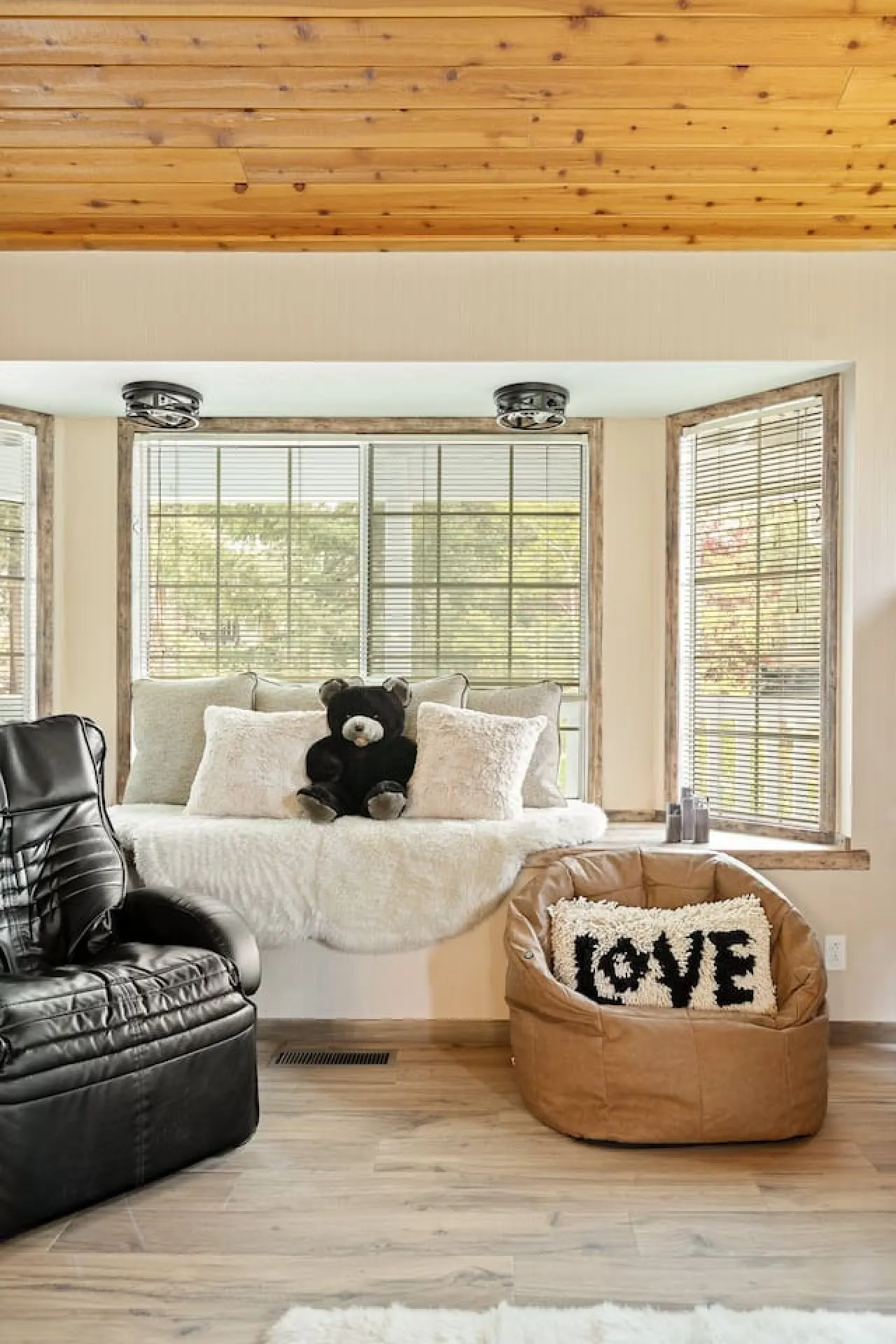 Designer Snow Retreat Near ski resorts w/ spa 10