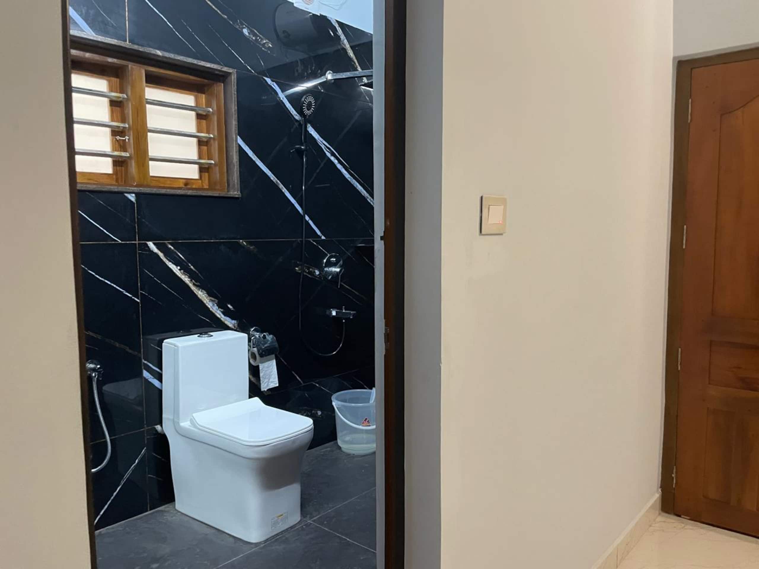 Luxury 5BR Villa |6 Toilets| 11 Guests| Kattappana 16